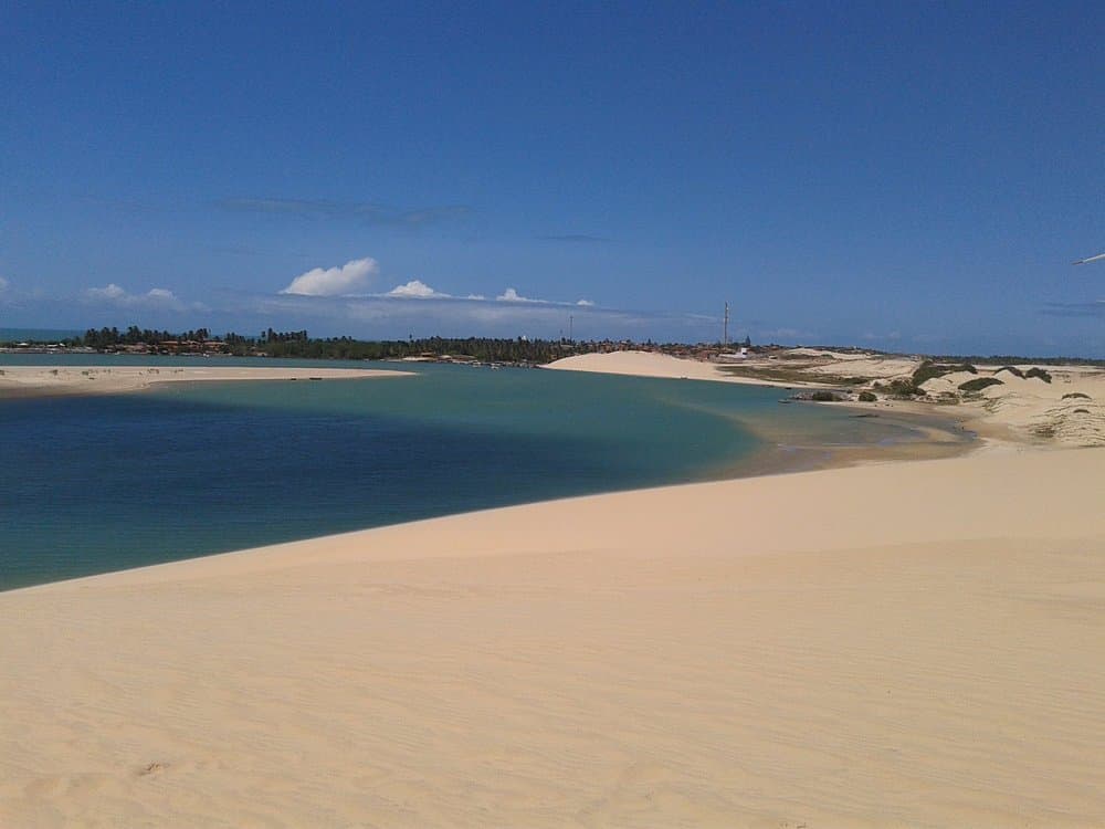 Estuário de Mundaú visto do alto de uma duna, com a vila entre os coqueiros na outra margem